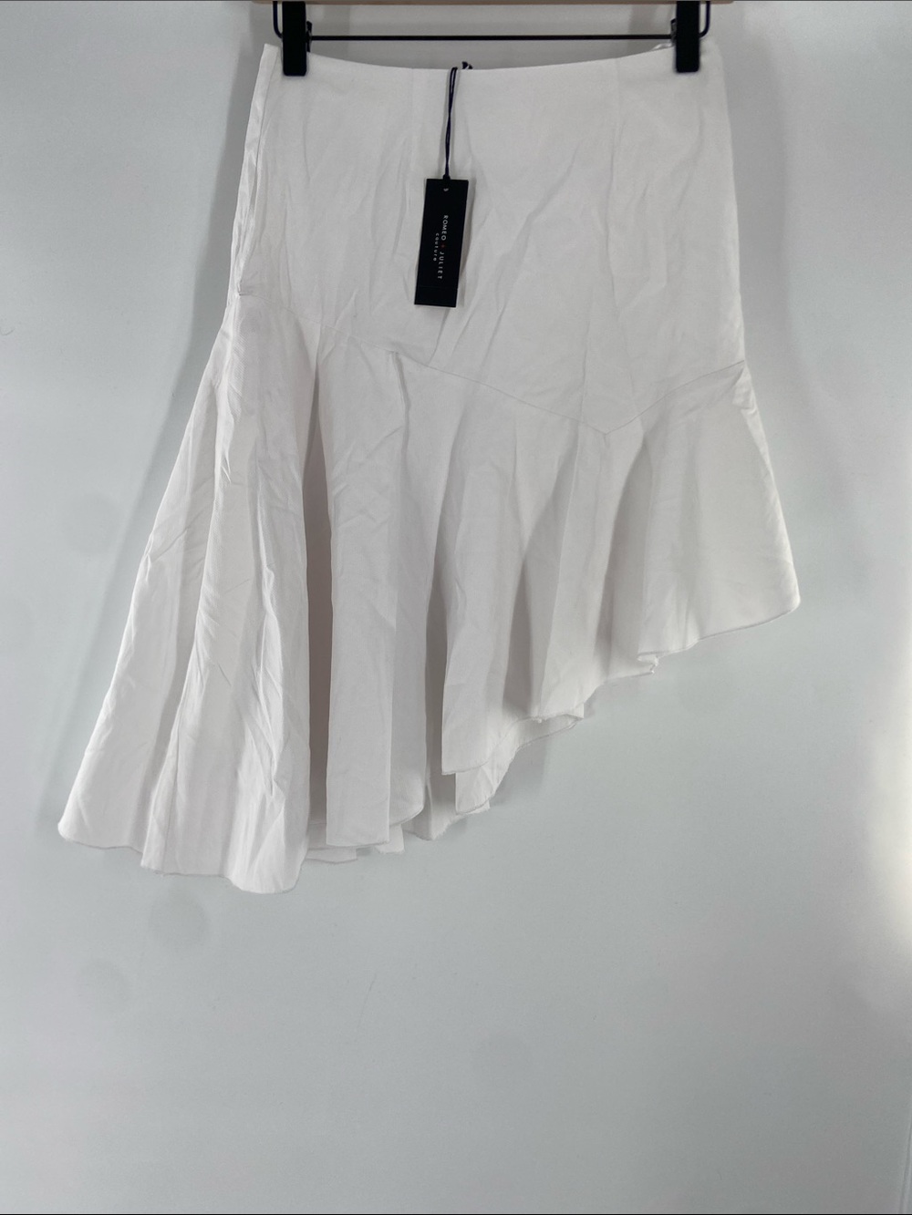 Romeo + Juliet Couture White Asymmetrical Skirt Size S NWT